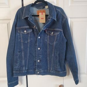 Levis  Denim Jacket NWT Large Mens. Trucker. Classic Standard. Dark Wash